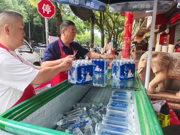 温州为小哥送上清凉善意 爱心冷柜里水“越拿越多”